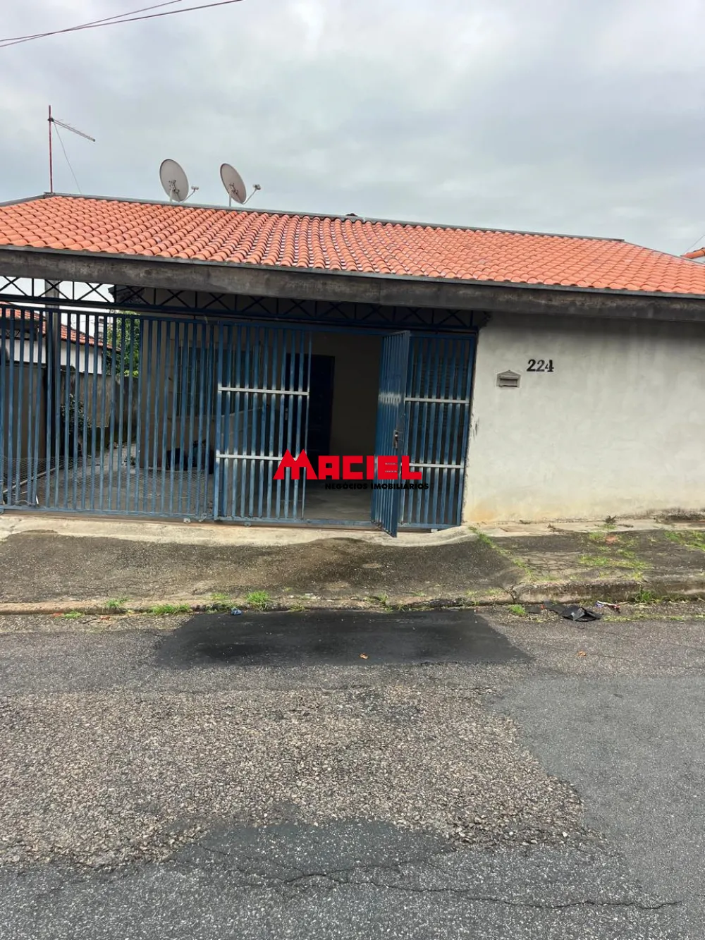 Alugar Casa / Padrão em São José dos Campos R$ 2.300,00 - Foto 1