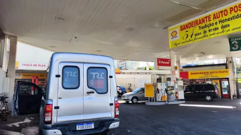 imagem 2 - Terreno de esquina no centro da cidade no Jardim São Dimas, hoje no local funciona um posto de gasolina, este terreno faz frente para três ruas, imagem 2 - Terreno de esquina no centro da cidade no Jardim São Dimas, hoje no local funciona um posto de gasolina, este terreno faz frente para três ruas,