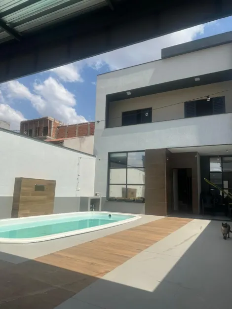 imagem 1 - Linda casa com design moderno, forro de gesso rebaixado e espaços amplos. Ideal para quem busca conforto e sofisticação. imagem 1 - Linda casa com design moderno, forro de gesso rebaixado e espaços amplos. Ideal para quem busca conforto e sofisticação.